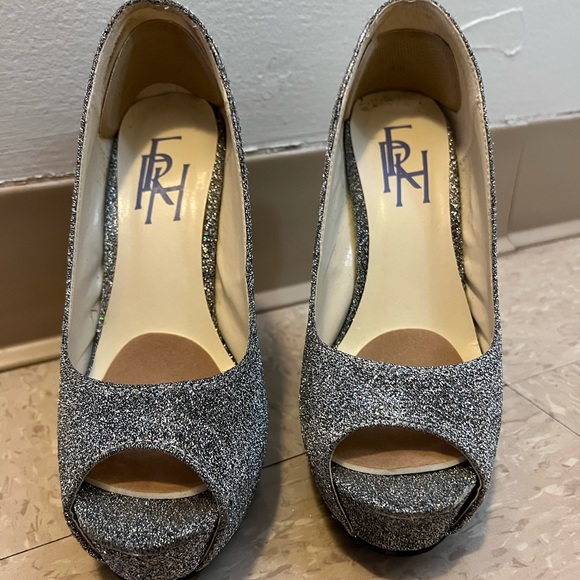 Women size 7 - Picture 1 of 5